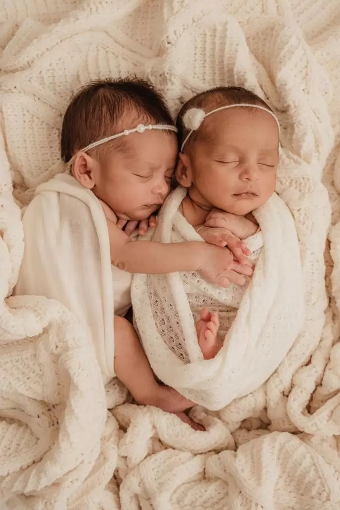 Recém-nascido dormindo no colo dos pais durante ensaio newborn no Estúdio Malice
